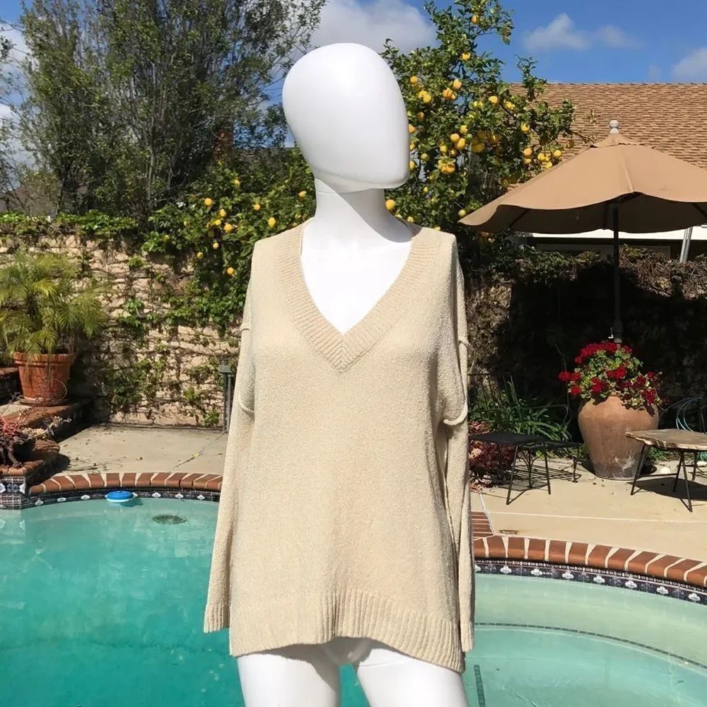 Cream VNeck Long Sleeve Sweater Sz Med